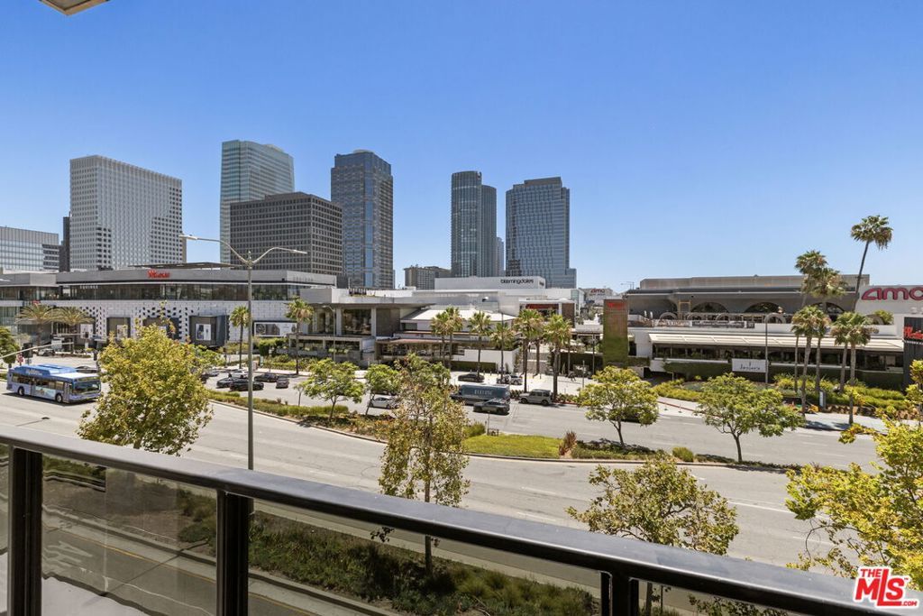 Image 12 of property listing at 10269 Santa Monica Boulevard, Los Angeles, CA 90067