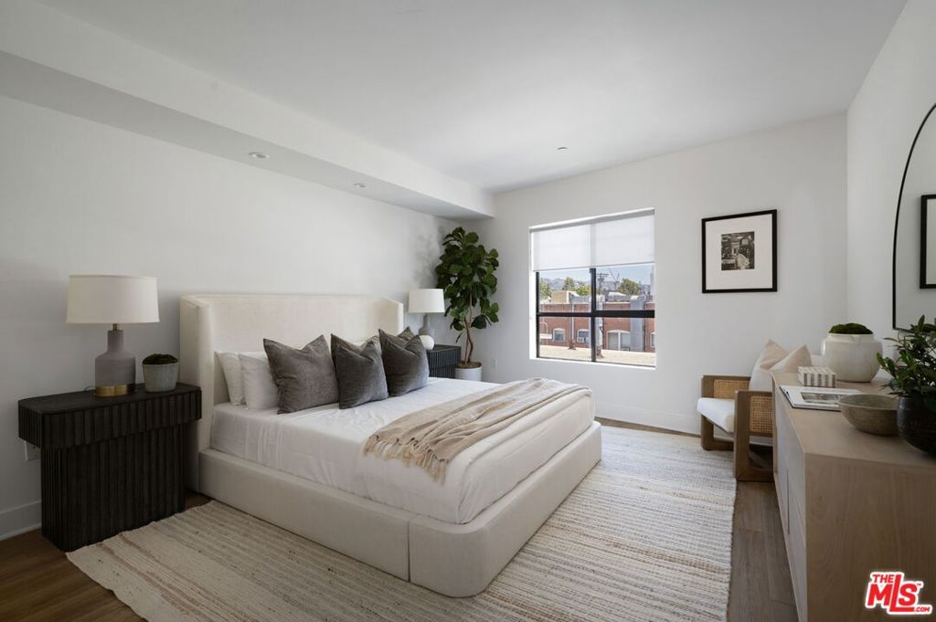 Image 15 of property listing at 10269 Santa Monica Boulevard, Los Angeles, CA 90067