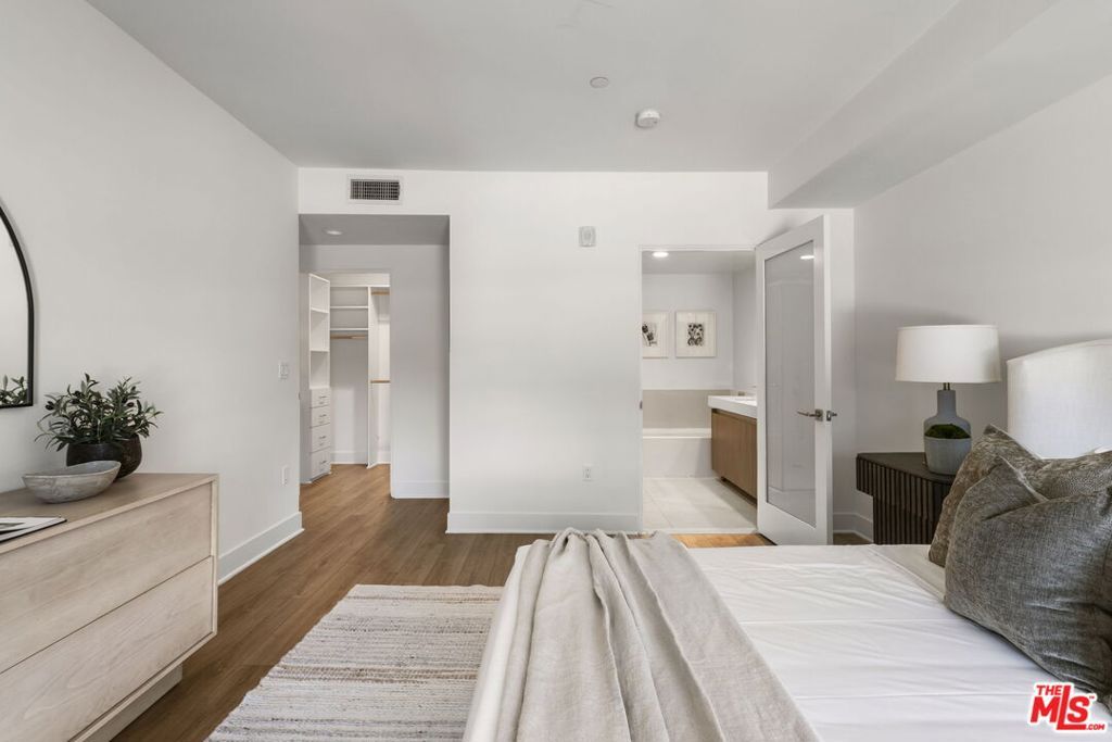 Image 16 of property listing at 10269 Santa Monica Boulevard, Los Angeles, CA 90067