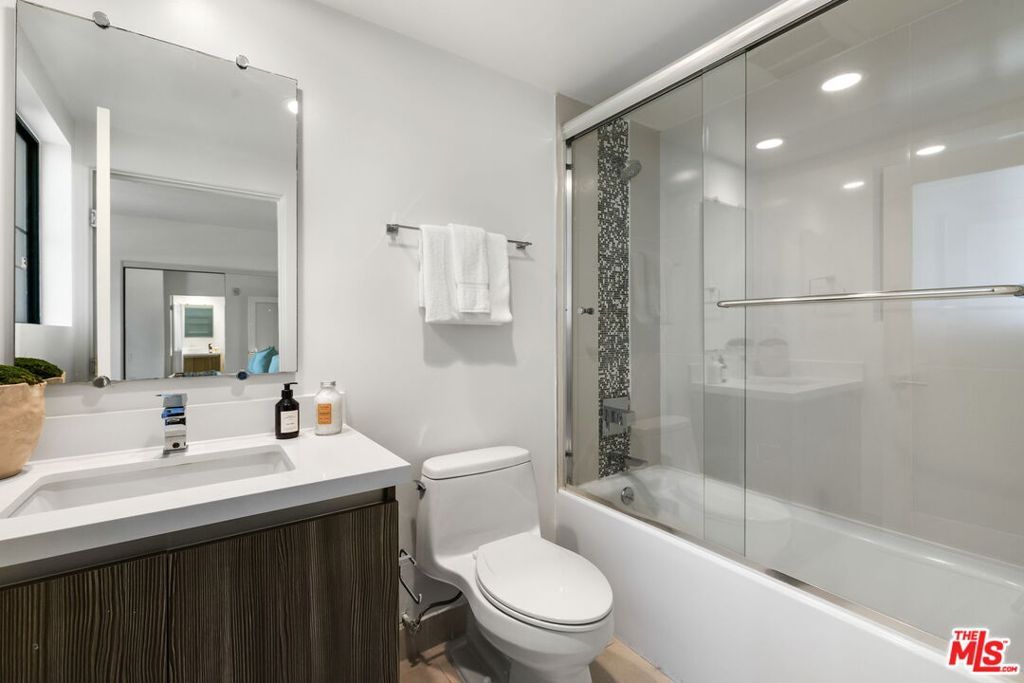 Image 22 of property listing at 10269 Santa Monica Boulevard, Los Angeles, CA 90067