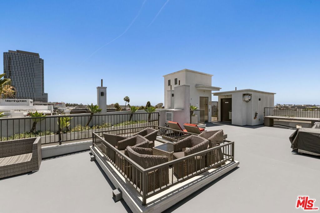 Image 25 of property listing at 10269 Santa Monica Boulevard, Los Angeles, CA 90067