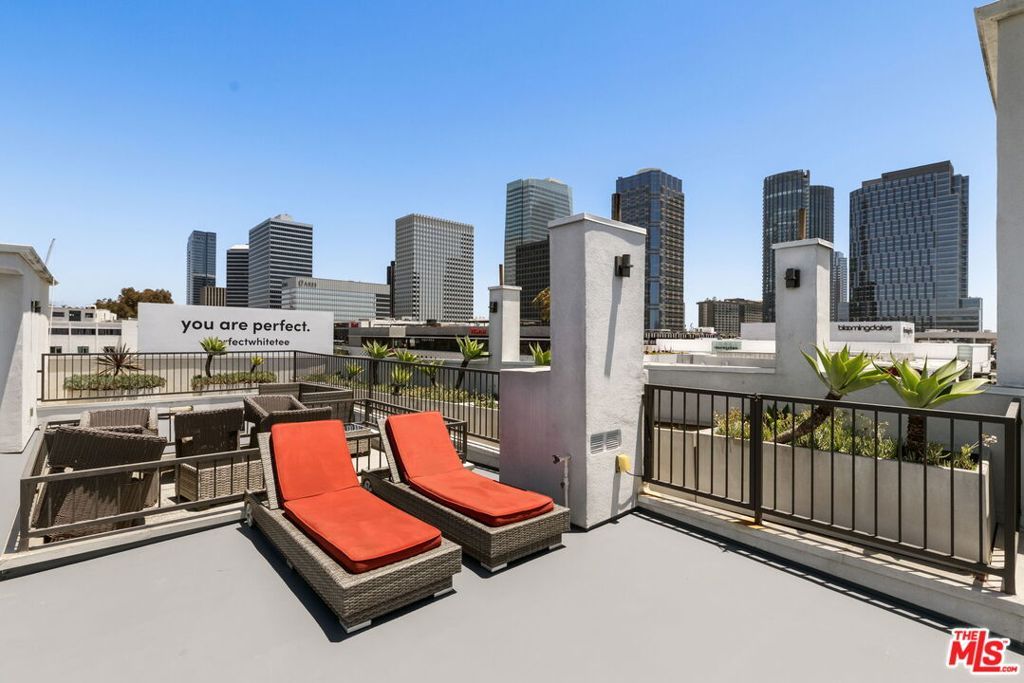 Image 26 of property listing at 10269 Santa Monica Boulevard, Los Angeles, CA 90067