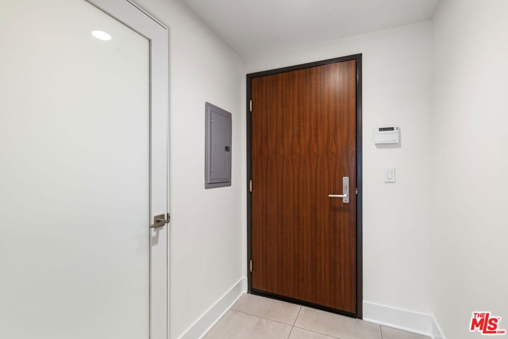 Image 3 of property listing at 10269 Santa Monica Boulevard, Los Angeles, CA 90067