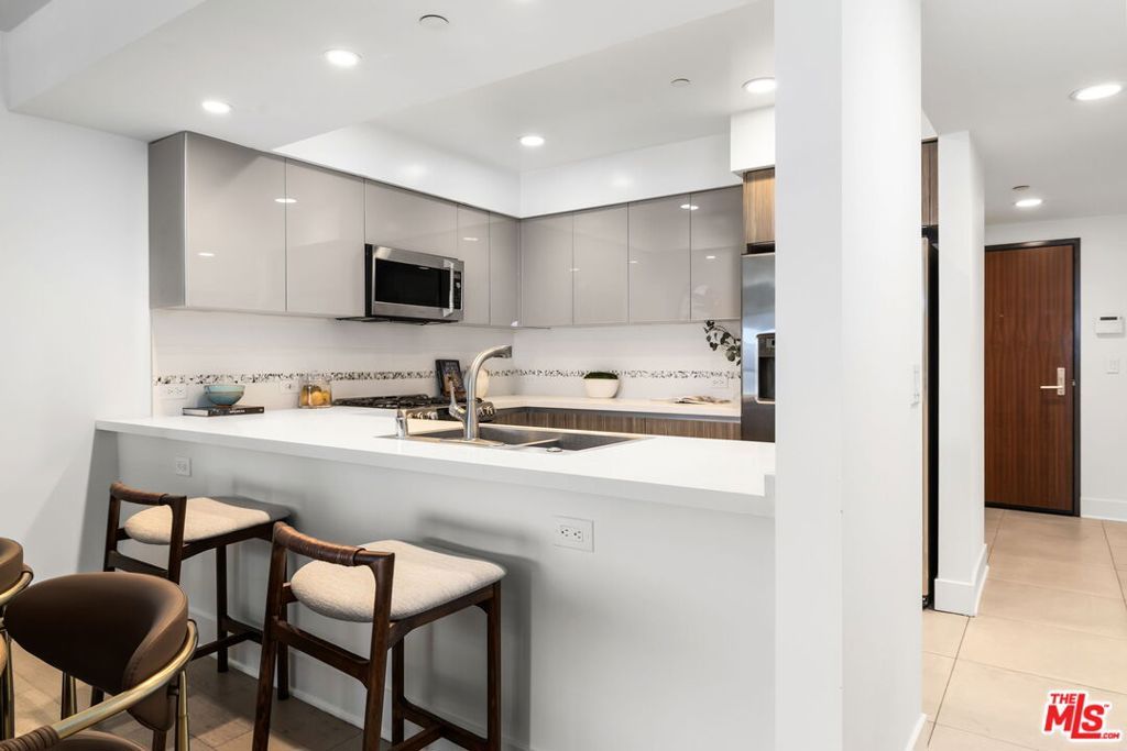 Image 4 of property listing at 10269 Santa Monica Boulevard, Los Angeles, CA 90067