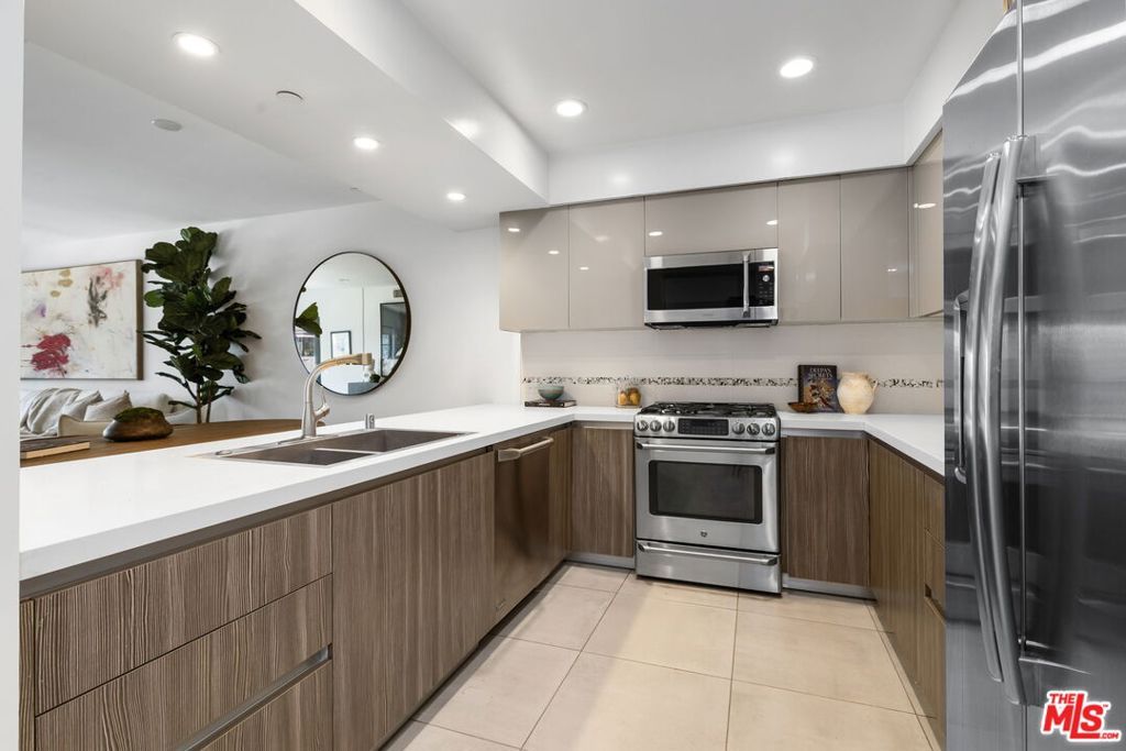 Image 5 of property listing at 10269 Santa Monica Boulevard, Los Angeles, CA 90067