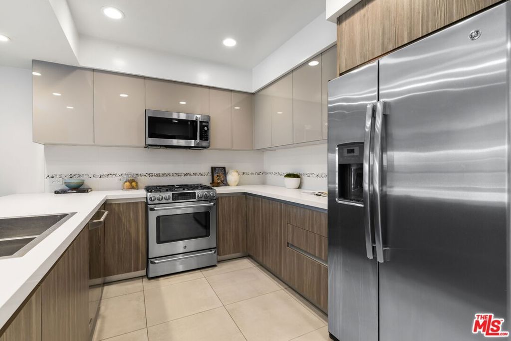 Image 6 of property listing at 10269 Santa Monica Boulevard, Los Angeles, CA 90067