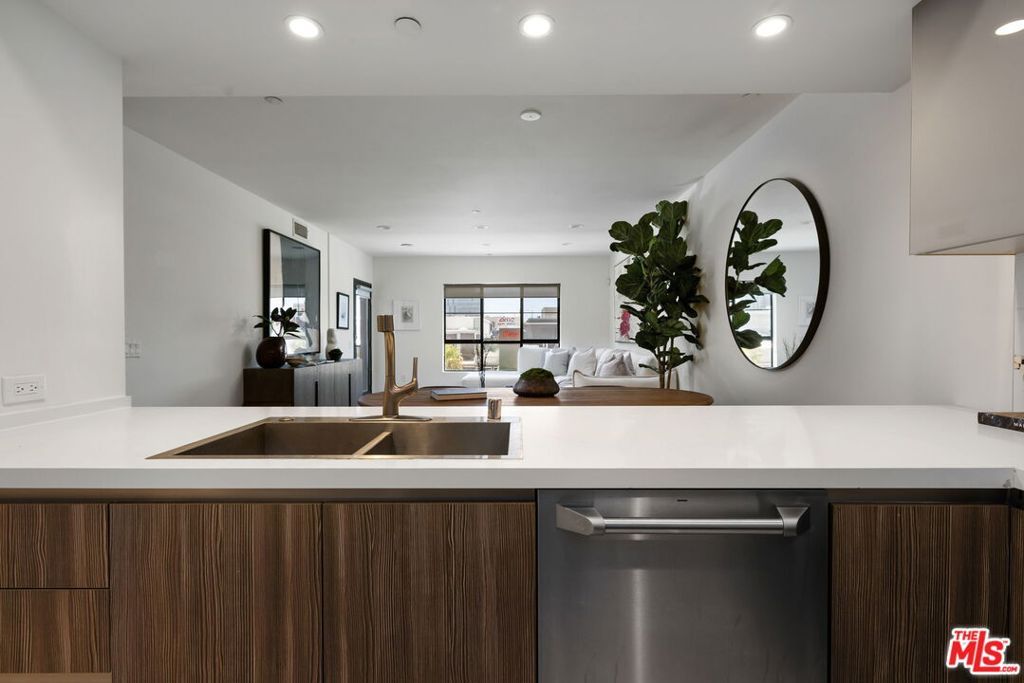 Image 7 of property listing at 10269 Santa Monica Boulevard, Los Angeles, CA 90067
