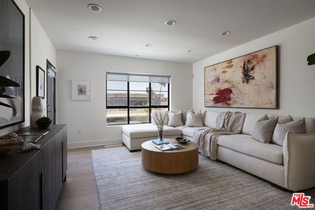 Image 9 of property listing at 10269 Santa Monica Boulevard, Los Angeles, CA 90067