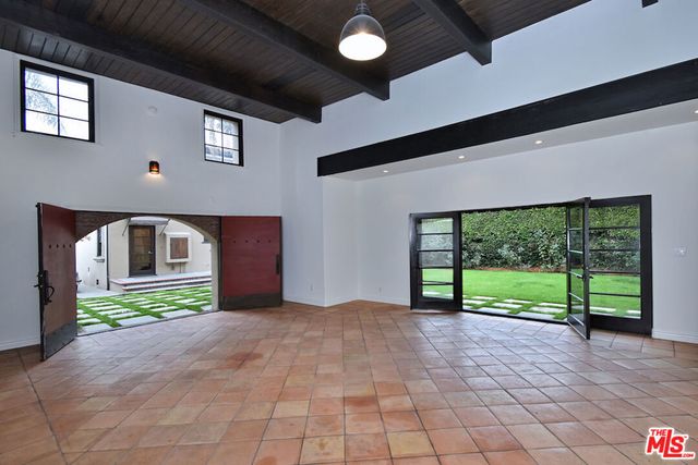 6111 San Vicente Boulevard, Los Angeles, CA 90048