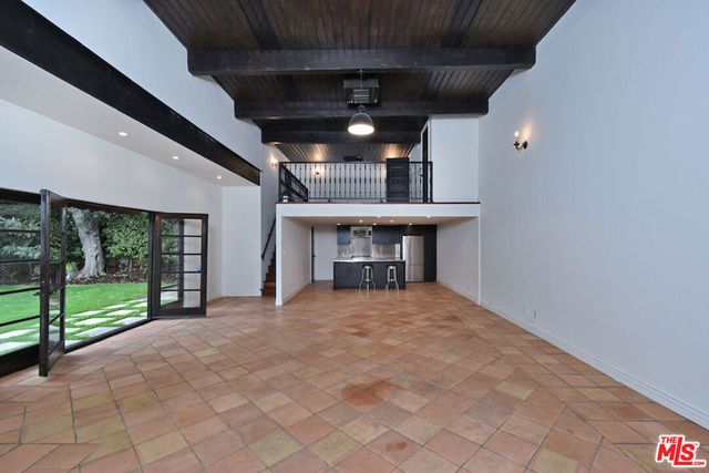 6111 San Vicente Boulevard, Los Angeles, CA 90048