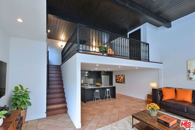 6111 San Vicente Boulevard, Los Angeles, CA 90048