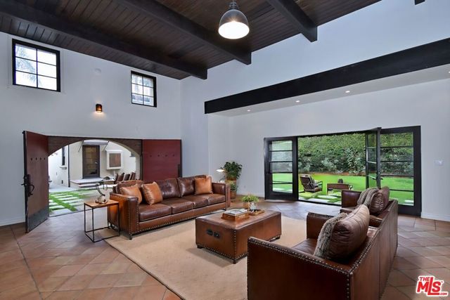 6111 San Vicente Boulevard, Los Angeles, CA 90048