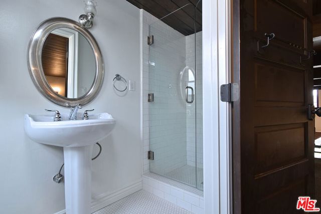 6111 San Vicente Boulevard, Los Angeles, CA 90048