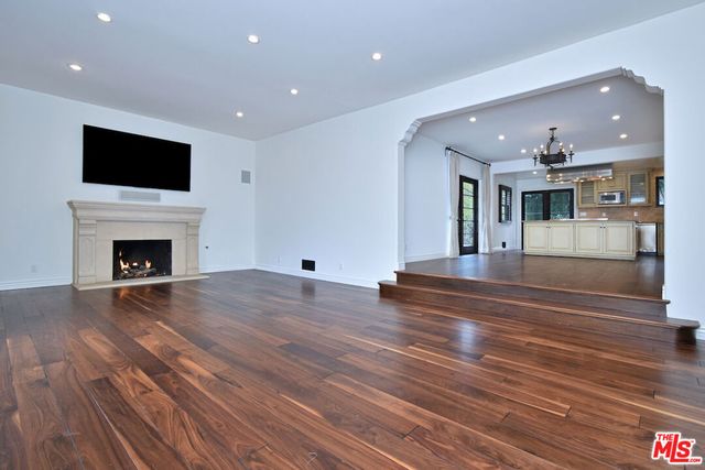 6111 San Vicente Boulevard, Los Angeles, CA 90048