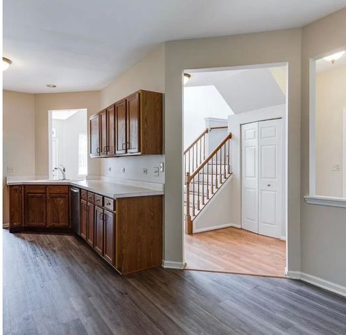 1 S Oakhurst Drive, Aurora, IL 60504