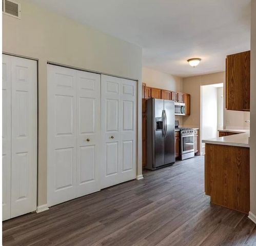 1 S Oakhurst Drive, Aurora, IL 60504