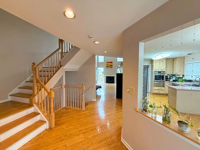 991 SWEETFLOWER Drive, Hoffman Estates, IL 60169