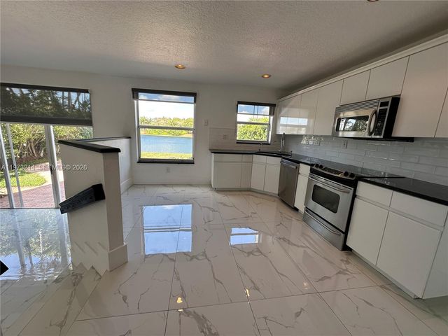 10965 NW 59th St, Doral, FL 33178
