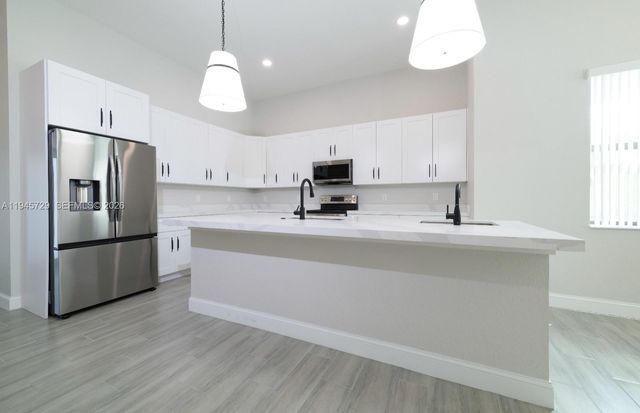 4024 SW 52nd St, Dania Beach, FL 33314