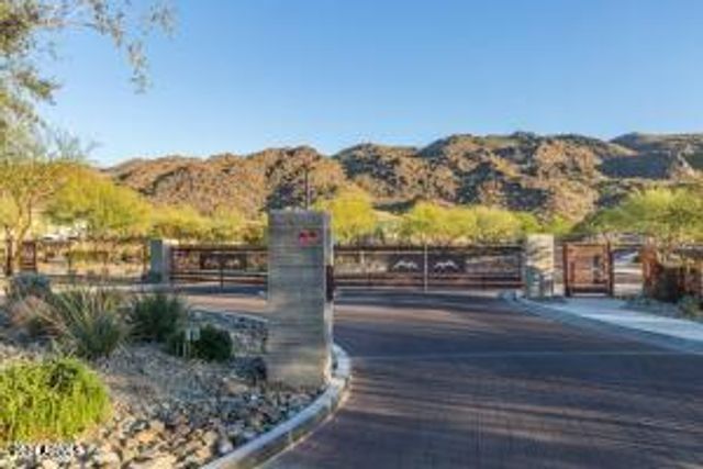 9749 S 11th Street, Phoenix, AZ 85042