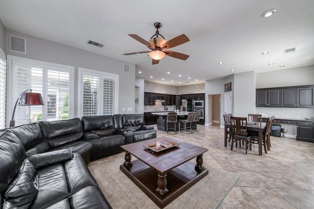 566 W Enterprise Avenue, Clovis, CA 93619