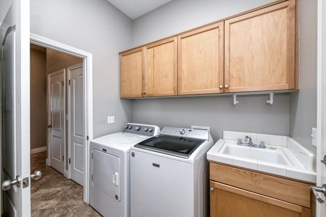 566 W Enterprise Avenue, Clovis, CA 93619