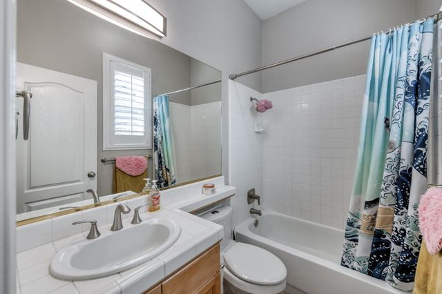 566 W Enterprise Avenue, Clovis, CA 93619