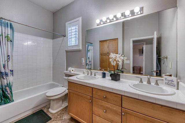 566 W Enterprise Avenue, Clovis, CA 93619