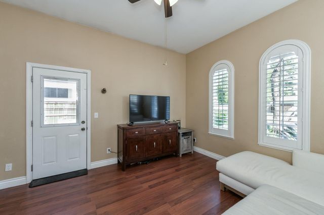 566 W Enterprise Avenue, Clovis, CA 93619