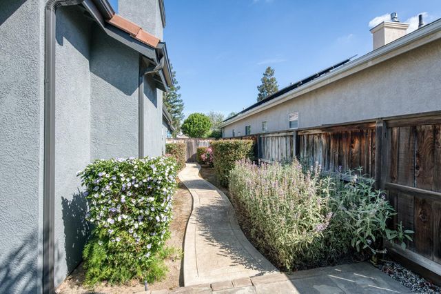 566 W Enterprise Avenue, Clovis, CA 93619