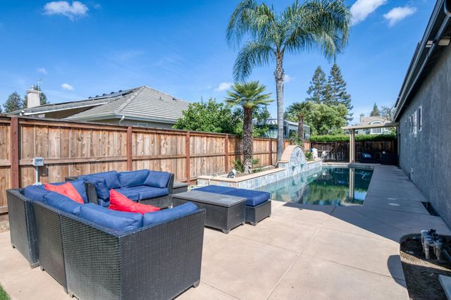 566 W Enterprise Avenue, Clovis, CA 93619