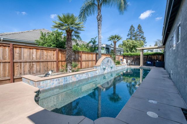 566 W Enterprise Avenue, Clovis, CA 93619