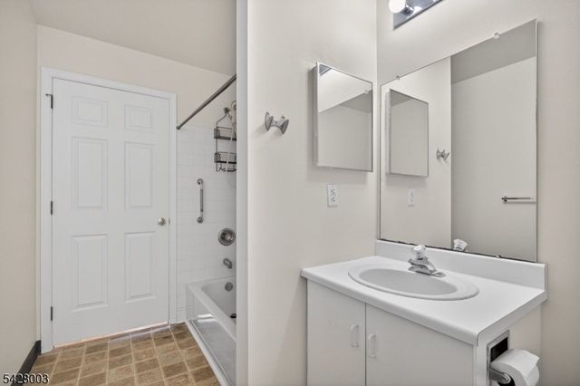 46 Stillwell Ct, Bridgewater Twp., NJ 08807