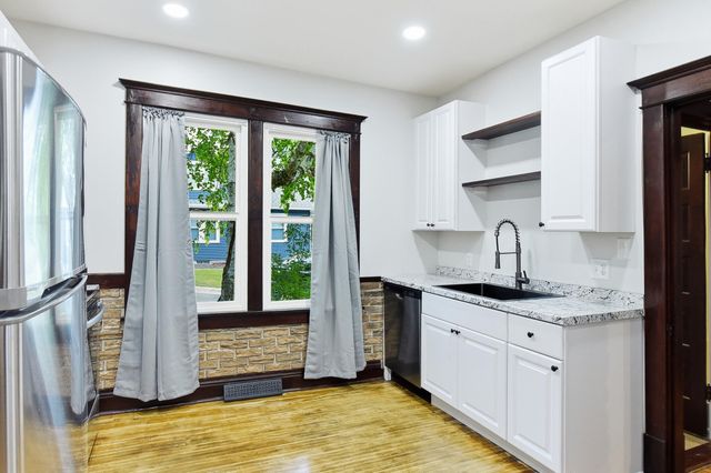 1228 E WASHINGTON Avenue, Council Bluffs, IA 51503
