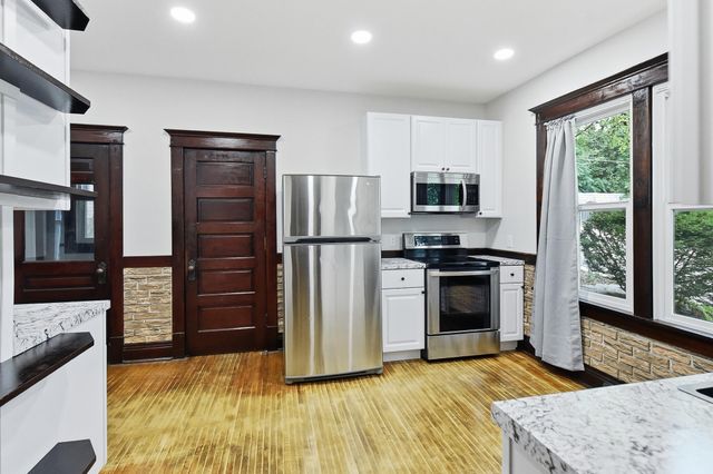 1228 E WASHINGTON Avenue, Council Bluffs, IA 51503