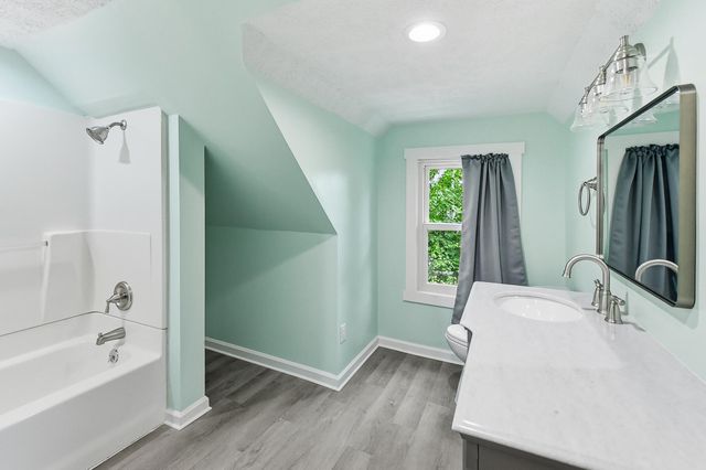 1228 E WASHINGTON Avenue, Council Bluffs, IA 51503