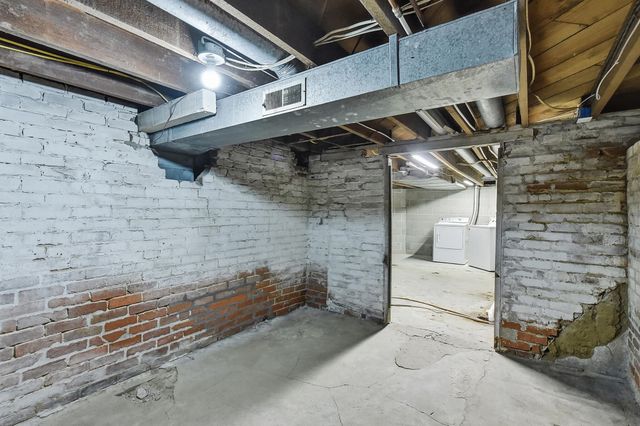 1228 E WASHINGTON Avenue, Council Bluffs, IA 51503