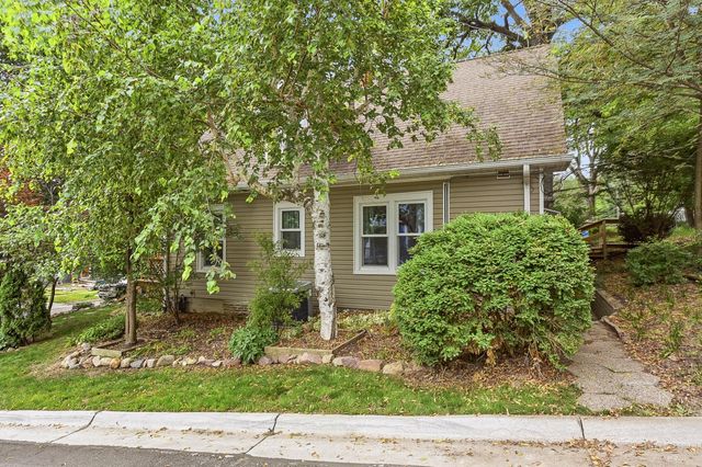 1228 E WASHINGTON Avenue, Council Bluffs, IA 51503