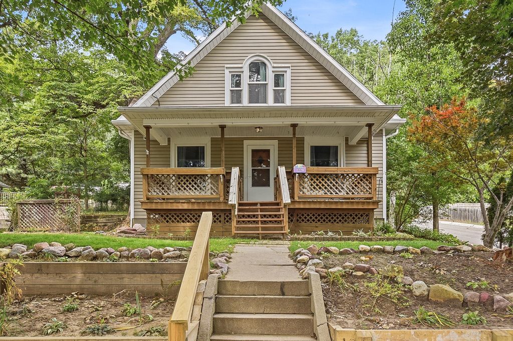 1228 E WASHINGTON Avenue, Council Bluffs, IA 51503