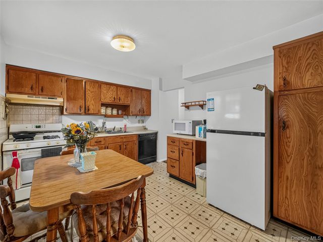 794 Brookridge Drive, Valley Cottage, NY 10989