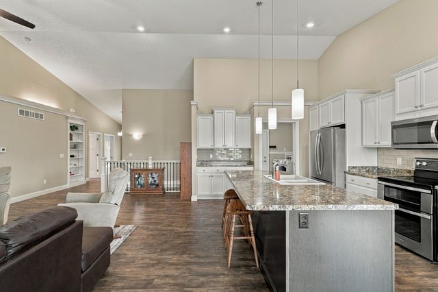 6475 Fairhaven Road, Davenport, IA 52807