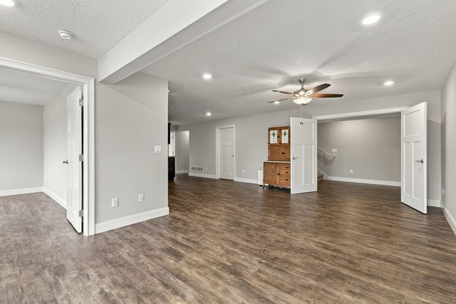 6475 Fairhaven Road, Davenport, IA 52807