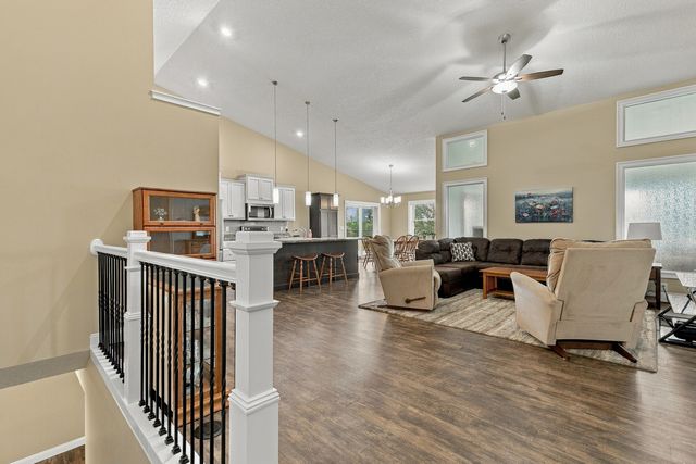 6475 Fairhaven Road, Davenport, IA 52807