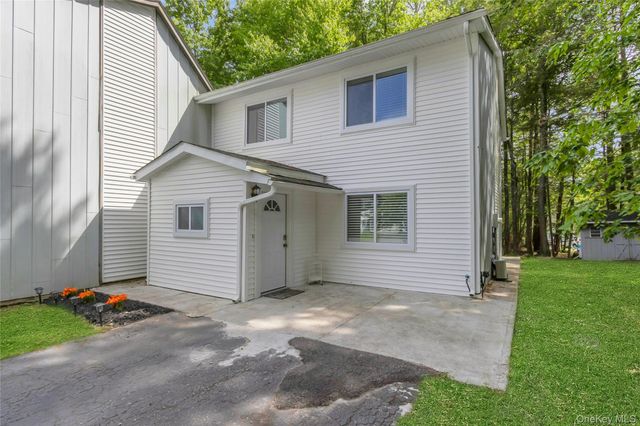 34 Elizabeth Way, Kiamesha Lake, NY 12751