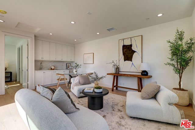 4226 East Boulevard, Los Angeles, CA 90066