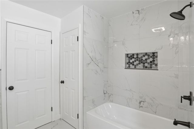 6 Newport Road, Irondequoit, NY 14622