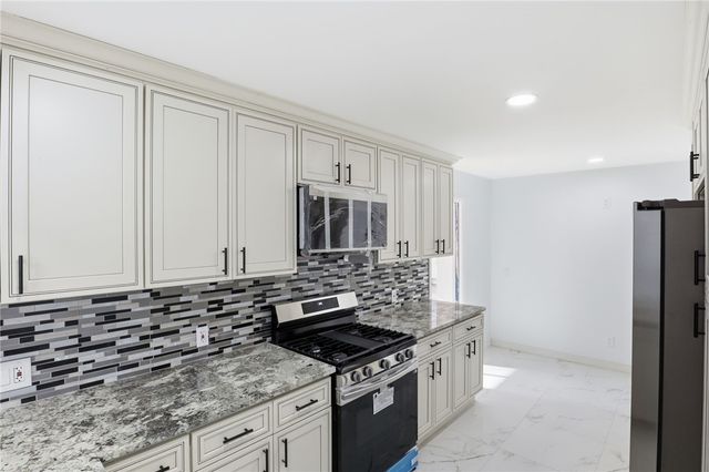 6 Newport Road, Irondequoit, NY 14622