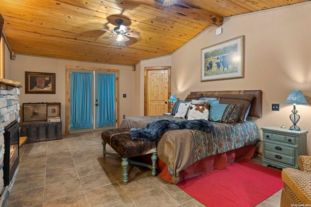 390 Galveston St, Bandera, TX 78003