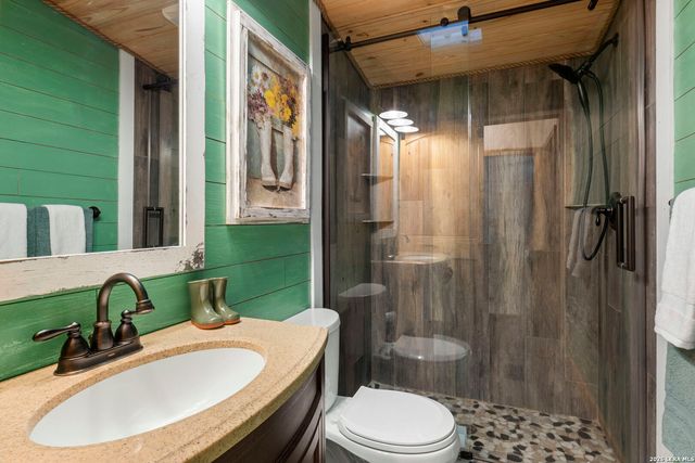 390 Galveston St, Bandera, TX 78003