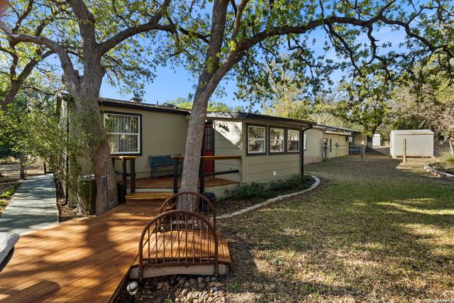 390 Galveston St, Bandera, TX 78003